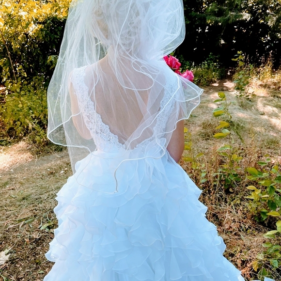 Ballgown ruffles lace v neck wedding dress - Picture 5 of 6